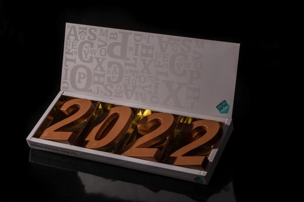 Choconame gepersonaliseerde 4 Chocoladeletters of cijfers luxe giftbox - Prijs is per 48 sets