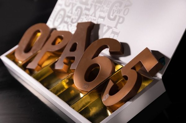 Choconame gepersonaliseerde 5 Chocoladeletters of cijfers luxe giftbox - Prijs is per 48 sets