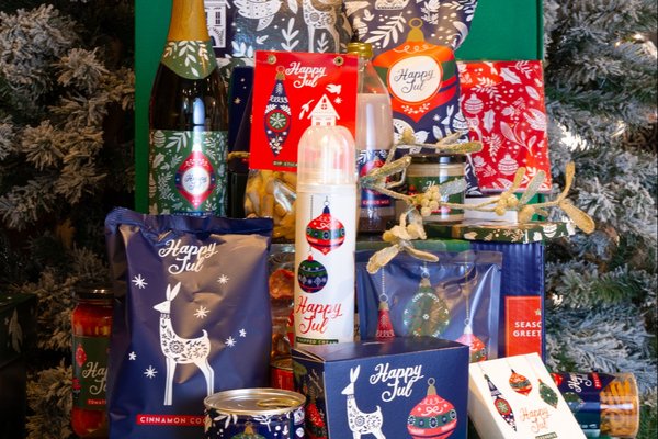 Happy Jul scandinavisch kerstpakket eindejaarsgeschenk gift cadeau kado kerst Christmas Xmas Presents